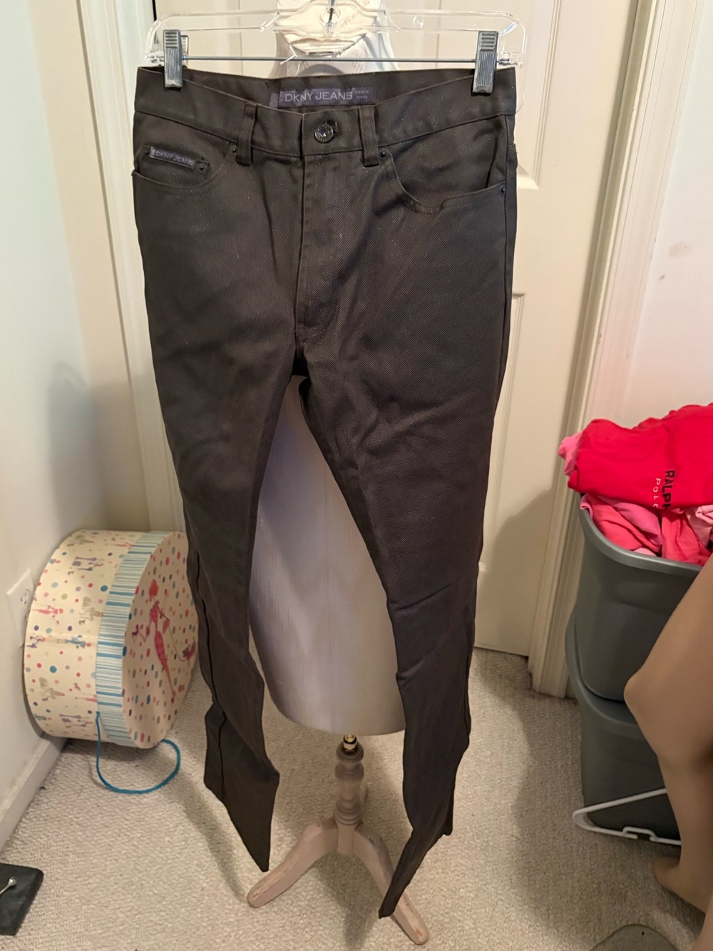 DKNY women’s olive Skinny Jeans oil cloth size 4 Hospital fashion show item